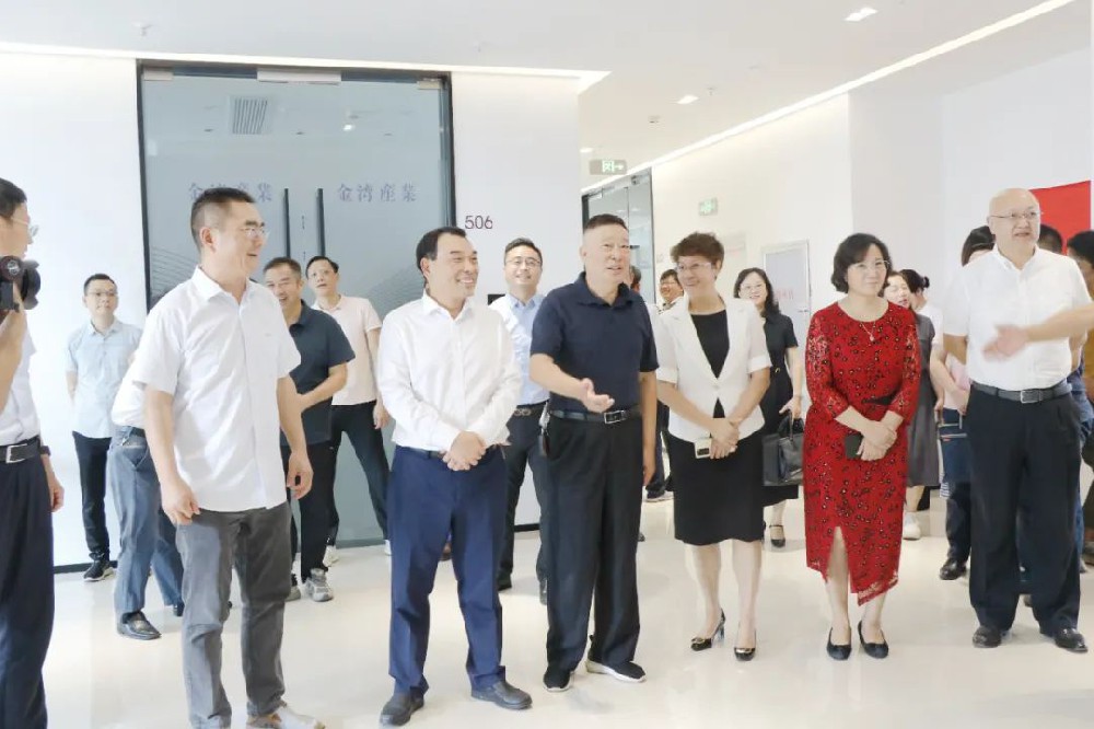 市委副書記、市委統(tǒng)戰(zhàn)部部長熊運浪出席贛州銀行和贛商聯(lián)合會戰(zhàn)略合作協(xié)議簽約儀式