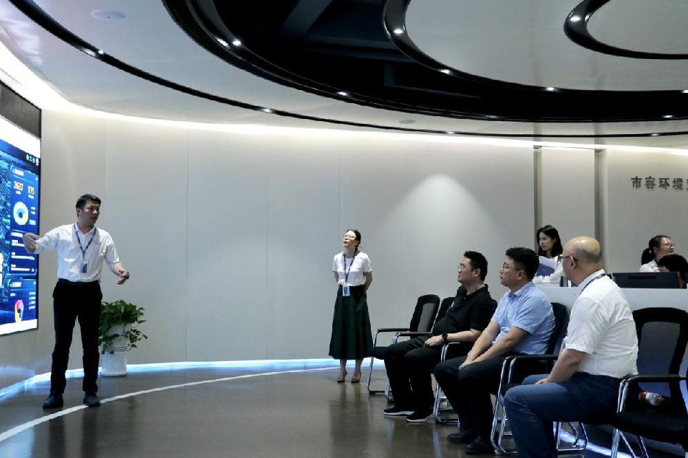章貢區(qū)委常委、副區(qū)長(zhǎng)張達(dá)偉一行蒞臨我司調(diào)研